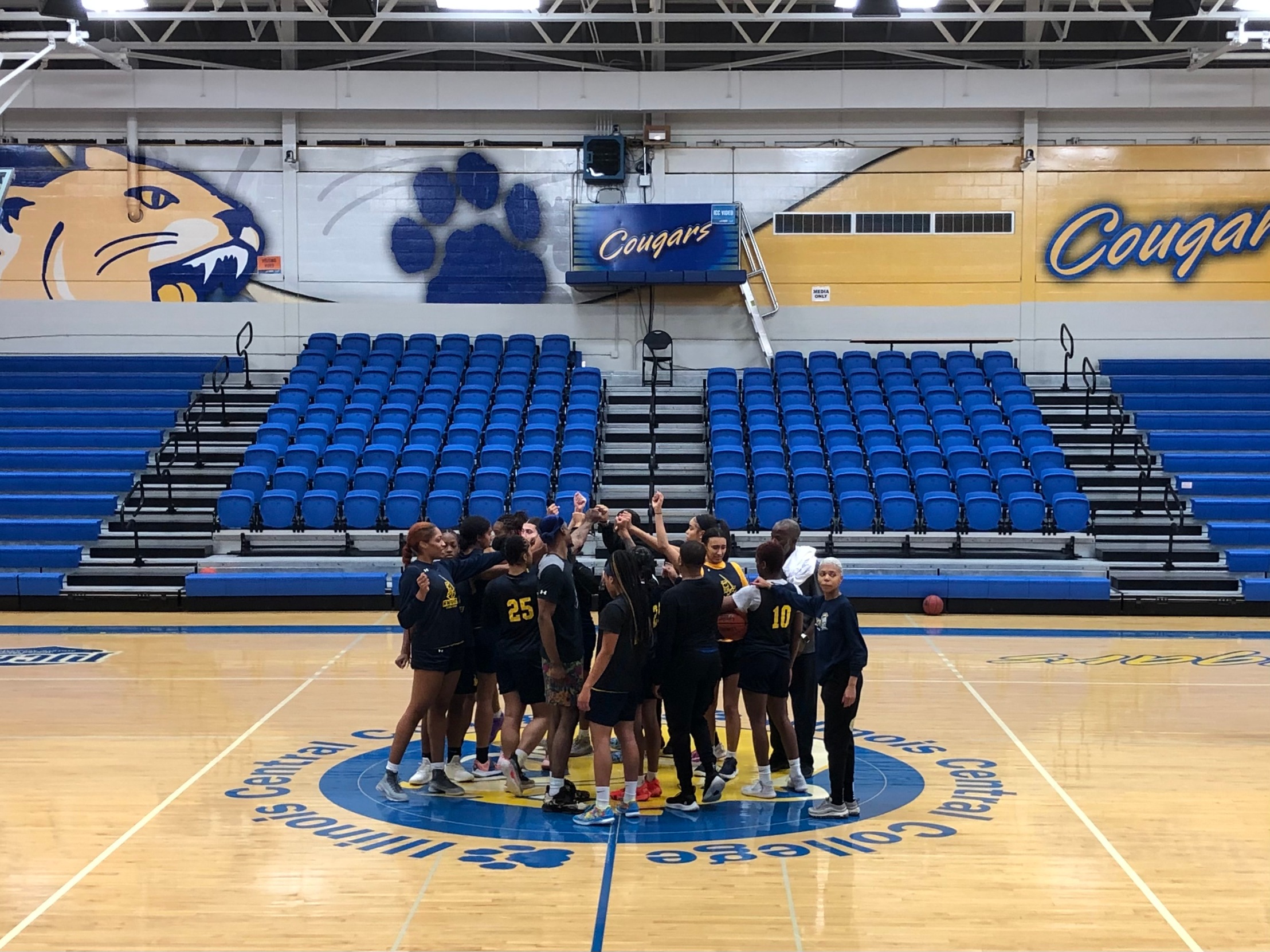 Knights Prepare for the Cougar Holiday Classic